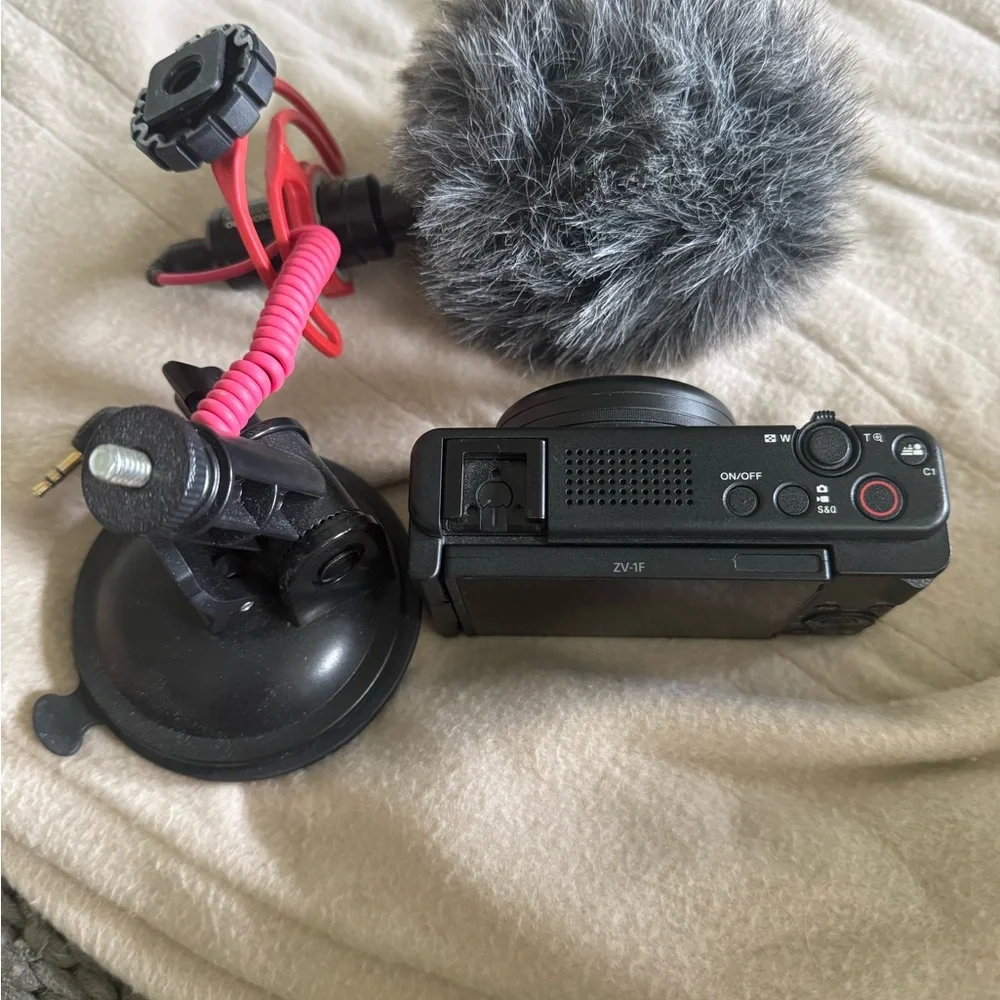 Sony ZV-1F Compact Vlogging Camera with Gray mic and Black Suction Mount